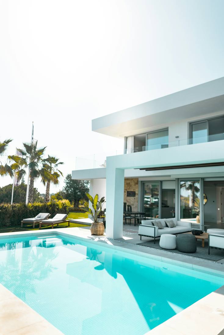 Villa Lagon, pool and palm trees